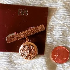 Woman pin locket, brand 1928, gold tone